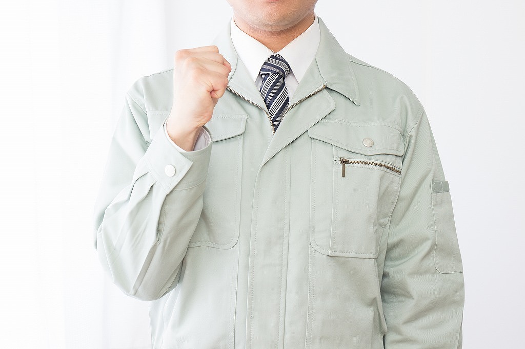 ガッツポーズ男性