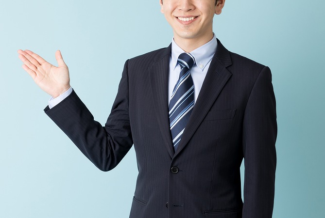 手を出す男性