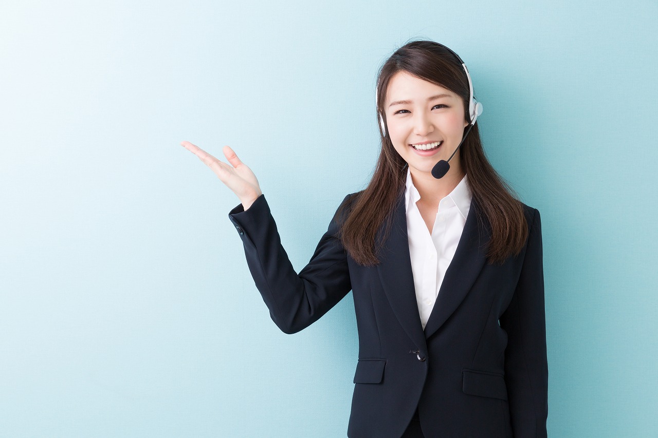 手を出す女性