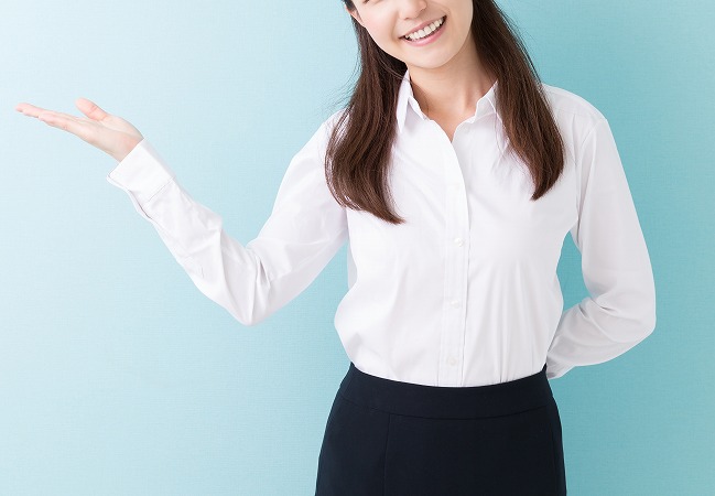 手を出す女性