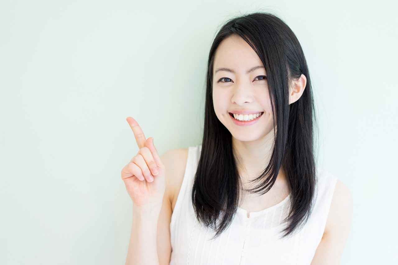 手を出す女性