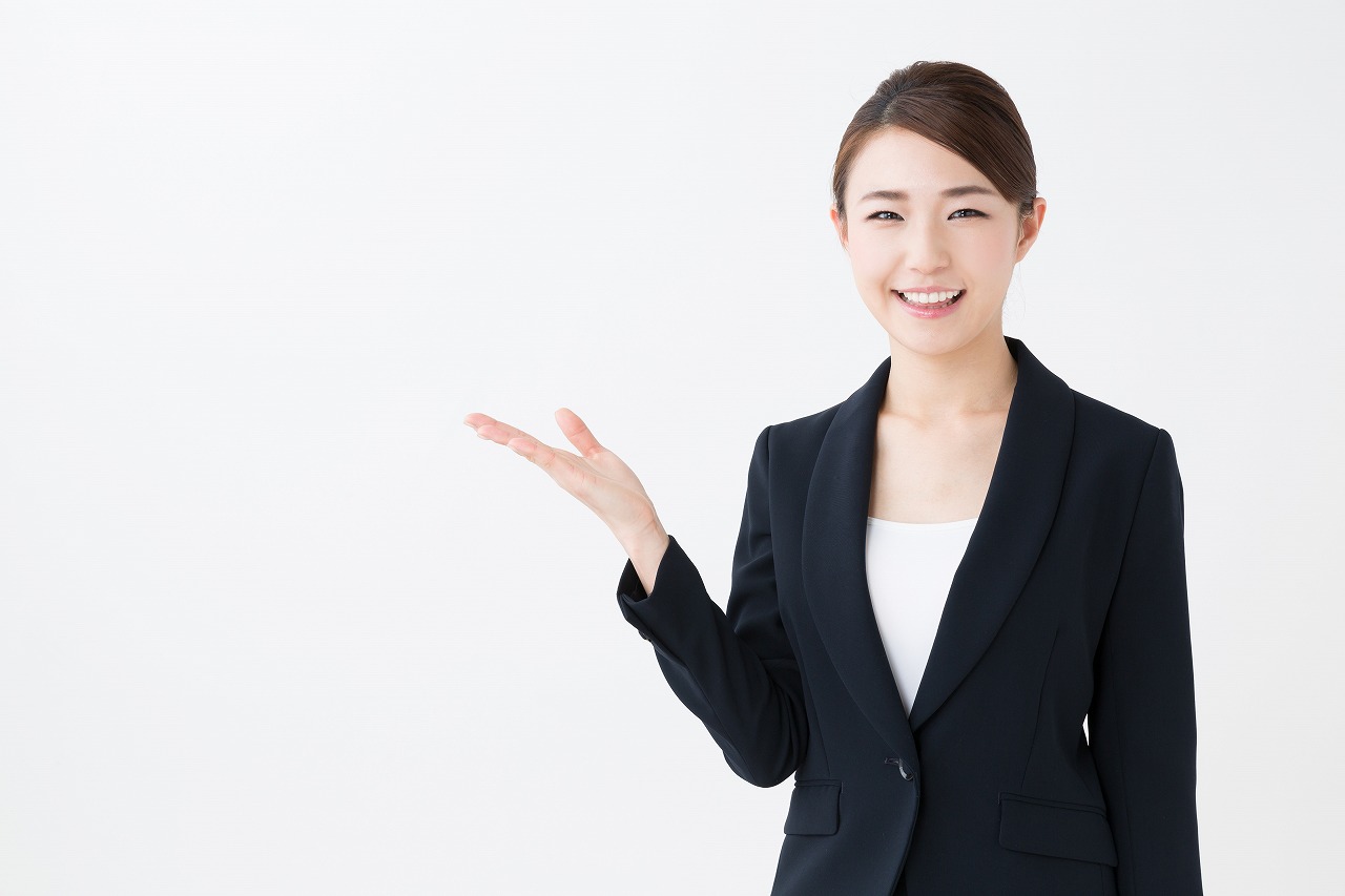 手を出す女性