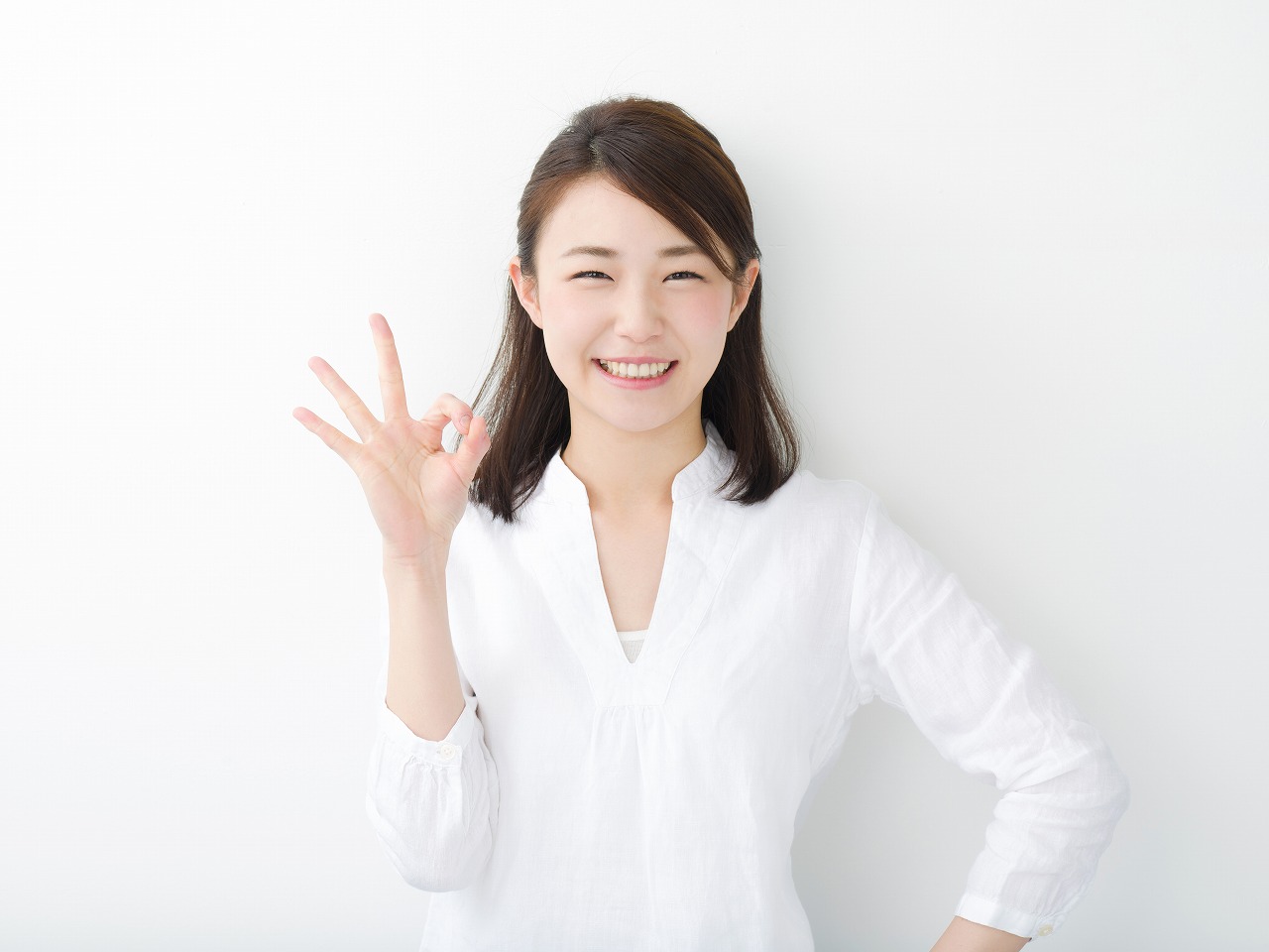 手を出す女性