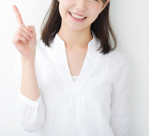 手を出す女性